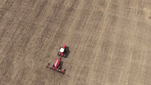 Traktor mit einem Pflug, der den Boden pflügt