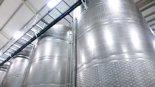 Weintanks aus Edelstahl für die Reifung von Wein im Weinkeller