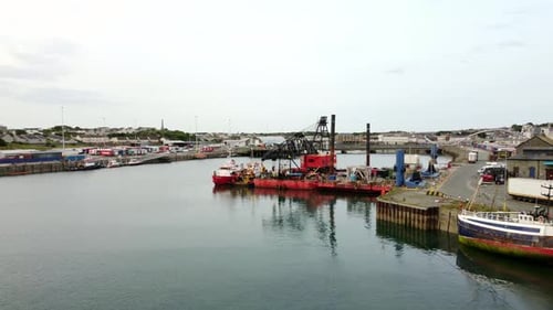Luftaufnahme des Hafens von Holyhead, großer Industriebootkran, in Richtung der Werft des Fährterminals