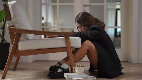 Joven deprimida que se siente desesperanzada mientras está sentada en el suelo