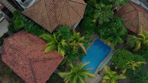 Luftaufnahme eines Resorts mit Pool und Palmen, Indonesien.