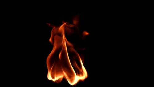 Flammen auf schwarzem Hintergrund, gefilmt in Zeitlupe mit 1000 Bildern pro Sekunde
