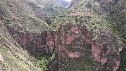 Toma aérea ascendente de las ruinas de Raqaypata y las cascadas de Perolniyoc de Urubamba en Cusco, Perú