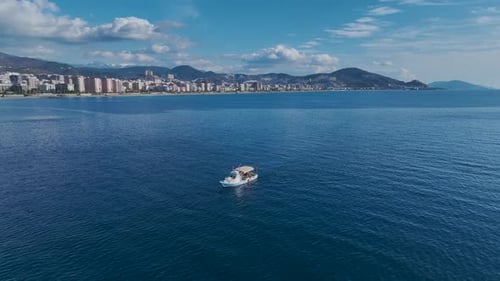Luftbild Video Fischerbootes, das neben der Küste schwimmt