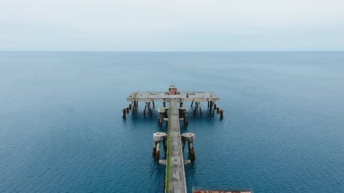 Jetée détruite dans un océan calme