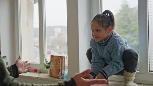 Herzerwärmende Momente Liebster Kinderspiel und Zuneigung zwischen Betreuern und Kindern Bezaubernde Szenen