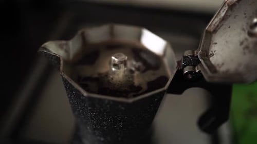 Cómo servir café con una cafetera Moka Pot: preparación de espresso recién hecho