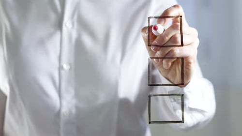 Marca la casilla de verificación de una mujer de negocios con marcador negro sobre la pantalla. Concepto de votación y elección.