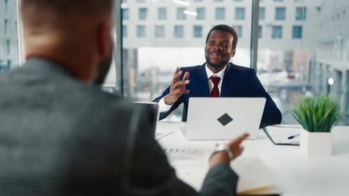 Vorstellungsgespräch mit dem Top-Manager eines großen Unternehmens oder Geschäftstreffen in Office Two Professionals