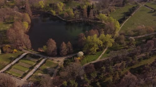 Toma aérea del parque urbano con lago
