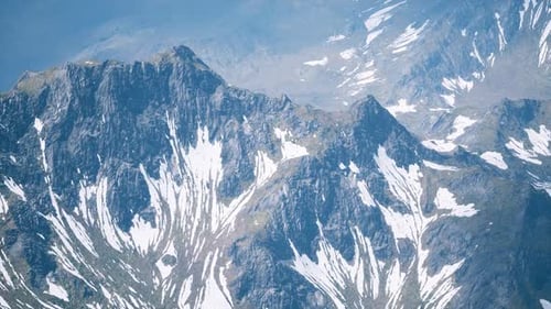 Vista aérea del paisaje de las montañas con nieve cubierta de nieve