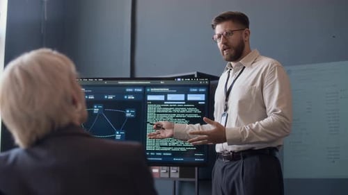 Spezialist im Gespräch mit Kollegen während der Präsentation im Cybersecurity Office