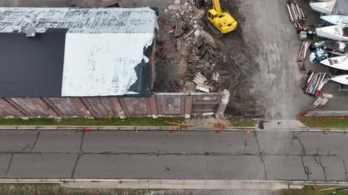 Vue aérienne directe d'une petite rue, filant vers l'extérieur et inclinant vers la zone.
