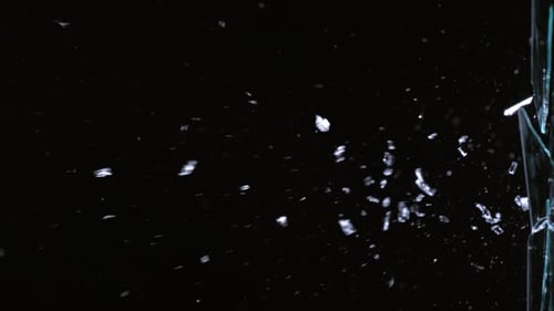 El Phantom flex 4k captura el impacto de una bala en un cristal con un detalle espectacular en cámara lenta