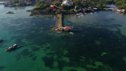 Long Stone Pier que se estende até águas costeiras cristalinas em Bohol