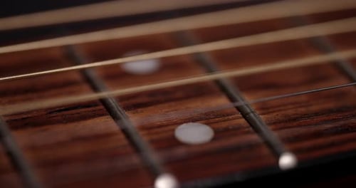 Eine Gitarrensaite vibriert nach dem Zupfen in Zeitlupe.