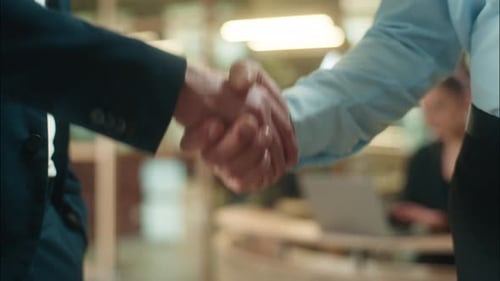 Hommes, mains en gros plan, poignée de main, partenaires commerciaux, accord, gars, réunion au bureau, accueil de bienvenue