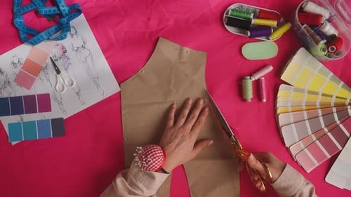 Erkundung des Modedesignprozesses mit Stoffen und Werkzeugen