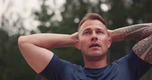 Läufer, Wald und müde mit Mann, Wellness oder Laufen mit Leistung, Herausforderung oder Atmung