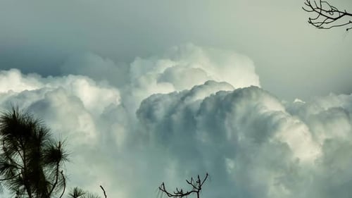 Time Lapse de nuvens brancas fofas de cumulonimbus se formando antes da tempestade no céu azul de verão em movimento