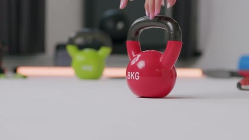 Tirando os halteres do chão de uma academia - uma foto de perto