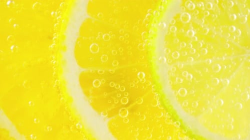 Bright Slices of Lemon Immersed in Bubbles