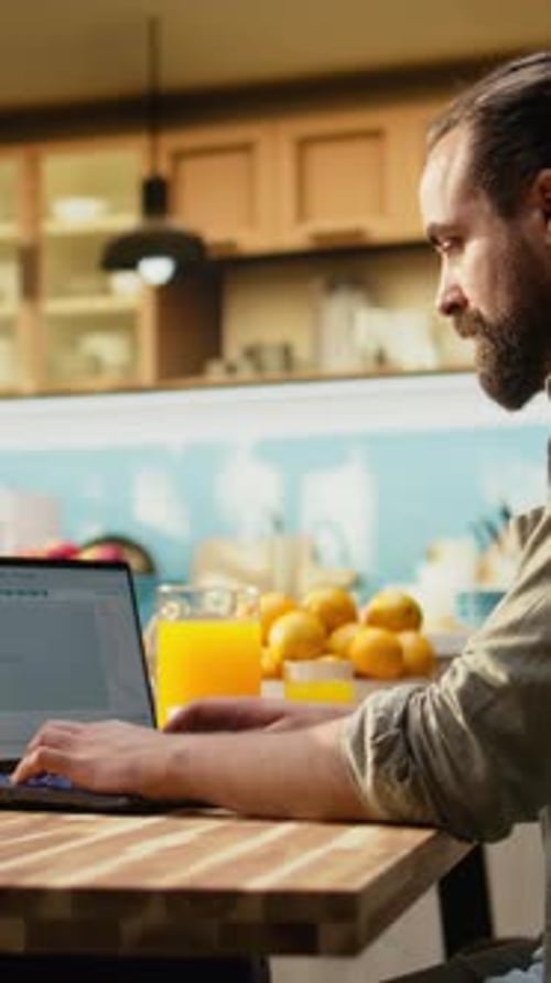 Entwickler von vertikaler Videosoftware zu Hause, der Code schreibt und Anwendungen debuggt