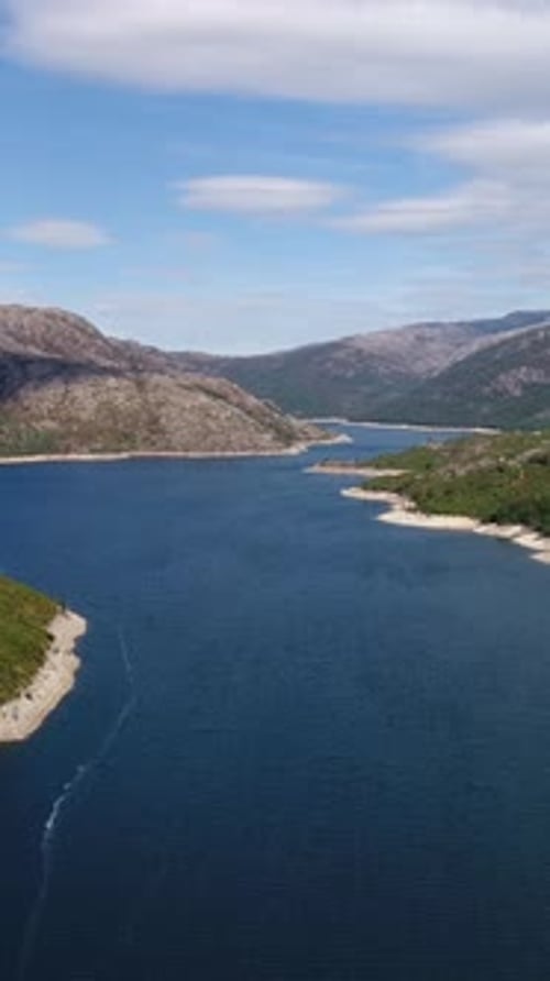Vidéo verticale magnifique sur la rivière bleue et les montagnes vertes