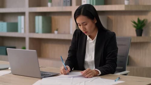 Mujer japonesa molesta, mujer de negocios, etnia coreana, trabajadora de oficina enojada, gerente