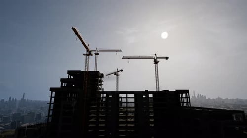Sitio de construcción dinámico con grúas contra un cielo Dramático, Timelapse