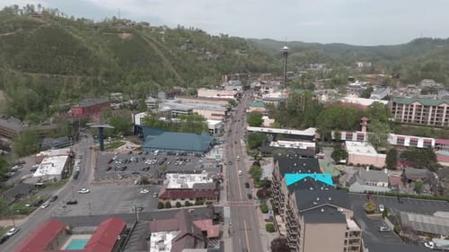 Vídeo aéreo de Gatlinburg, Tennessee, de la ciudad avanzando