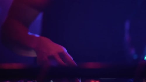 Hände und Gesicht des DJs beim Musizieren Nahaufnahme