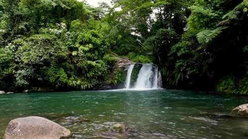Cachoeira, piscina natural de água na região de Rotokas, na Ilha Bougainville, Papua Nova Guiné