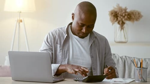 Millennial-Mann arbeitet in den Morgenstunden zu Hause am Tablet