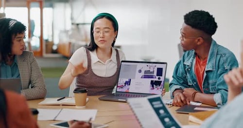 Pessoas de negócios, diversidade ou reunião com documentos do site e do escritório