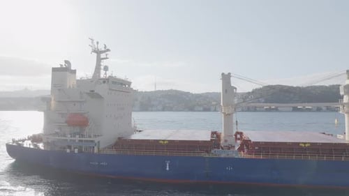 Passage eines großen Frachtschiffs durch den Bosporus