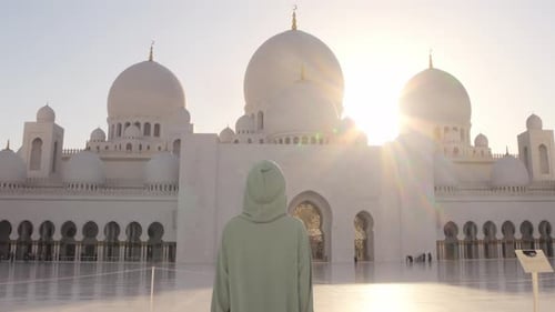 Blogger-Reisender spaziert bei Sonnenuntergang in einer wunderschönen Moschee