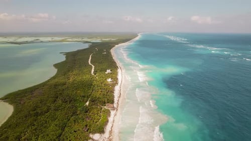 Vista costeira longa da praia arenosa e da selva perto de Tulum com oceano azul-turquesa