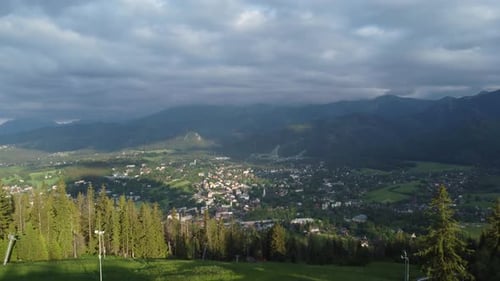 Survol de la chaîne de montagnes de Gubałówka (Gubalowka) près des montagnes des Tatry polonaises. Un touriste célèbre à
