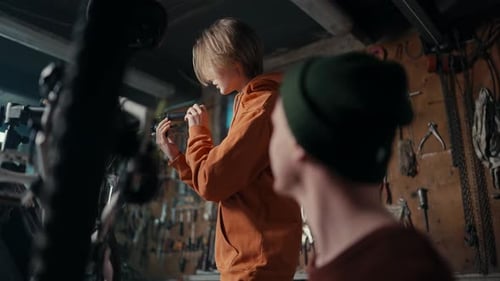 Enseigner les principes de base Atelier père-fils sur l'inspection des roues de vélo