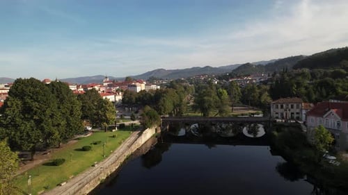 Vue aérienne de la ville d'Arcos de Valdevez et de la rivière Vez, Portugal 4k