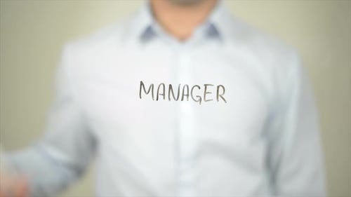 Manager Man schreibt auf transparentem Bildschirm