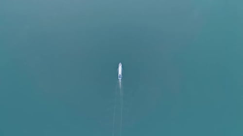 Vista aérea superior das velas de barco de recreio no lago ao pôr do sol
