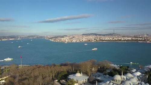 Luftaufnahme von Istanbul, Türkei und Bosporus. Boote in Waterway an einem sonnigen Tag