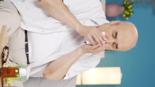 Vertikales Video von Sneeze.