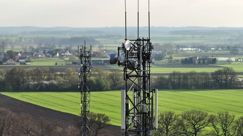 Vista aérea desde un dron de la torre de telecomunicaciones GSM y radio. Torre de telefonía móvil. Comunicación inalámbrica