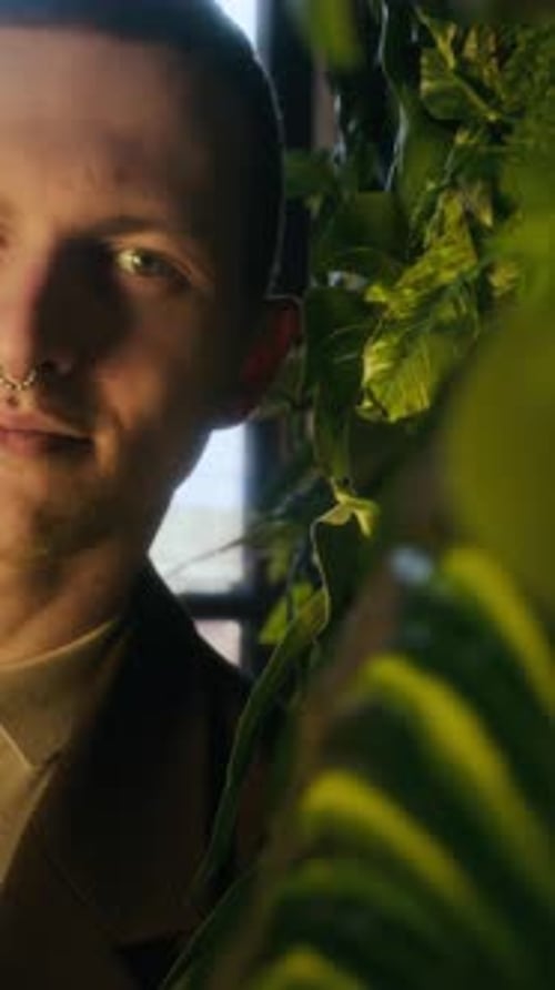 Portrait d'un jeune homme posant pour la caméra par Green Wall