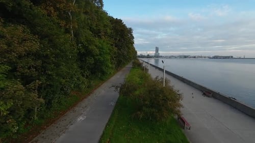 Dolly aérien au-dessus de l'esplanade avec des arbres sur le boulevard en bord de mer de Gdynia