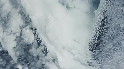 Cascade gelée, fond naturel, cascade de glace en hiver, eau coulant sous un surf de glace transparent