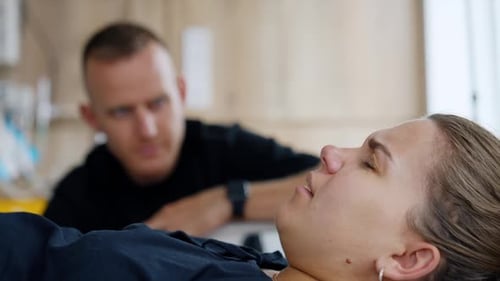 La femme a des contractions douloureuses et respire lentement.